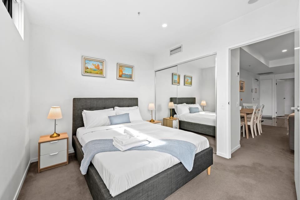 Stylish 1BR - Lv26 with Mountain Views, Pool and Park Apartment in Brisbane City