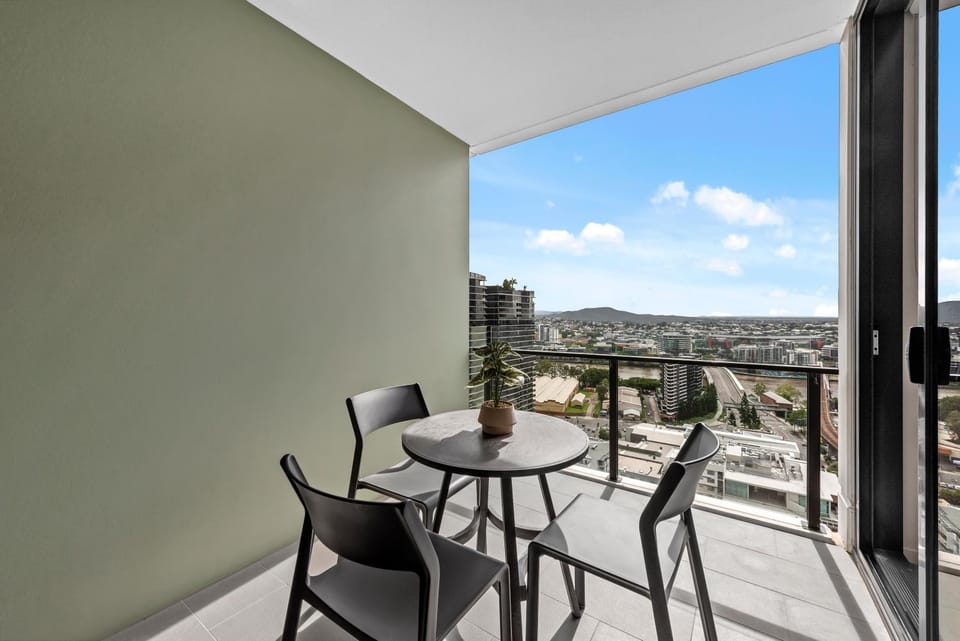 Stylish 1BR - Lv26 with Mountain Views, Pool and Park Apartment in Brisbane City