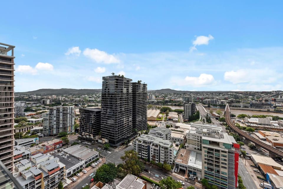 Stylish 1BR - Lv26 with Mountain Views, Pool and Park Apartment in Brisbane City