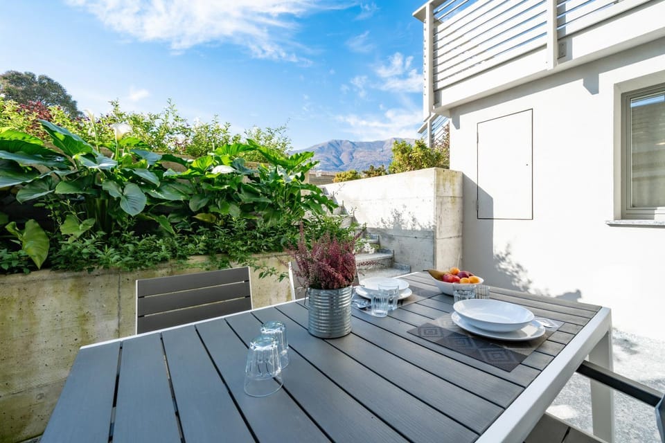 Balcony/Terrace, Dining area, Mountain view