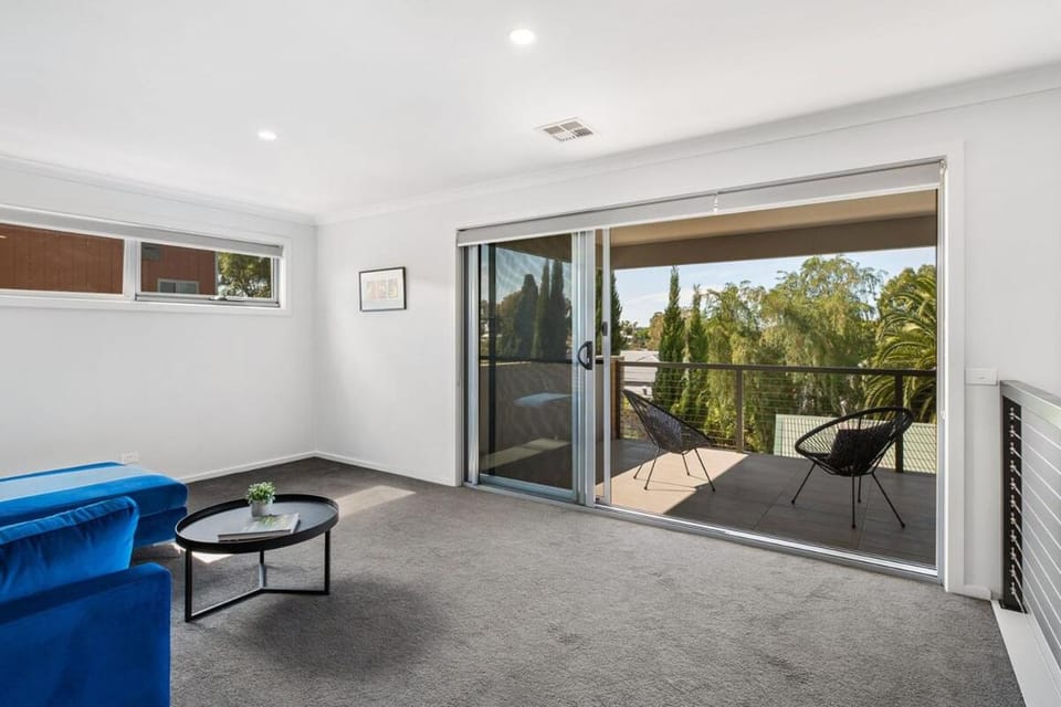 Bendigo Signature Accommodation on Honeysuckle House in Bendigo
