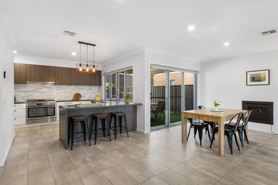 Bendigo Signature Accommodation on Honeysuckle House in Bendigo