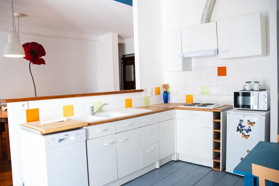 Kitchen or kitchenette, dishwasher, stove