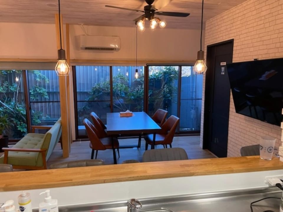 TV and multimedia, Living room, Seating area, Dining area, air conditioner