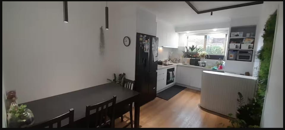 Melbourne room I Near Gardiner Train station Tram 72 I 15 Min to CBD Apartment in Melbourne