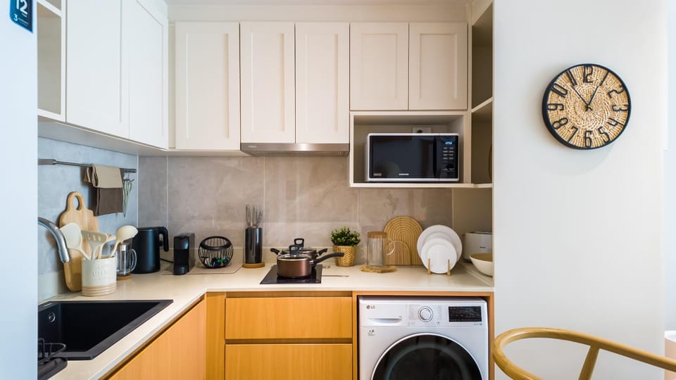 Coffee/tea facilities, Kitchen or kitchenette, stove, toaster, washing machine