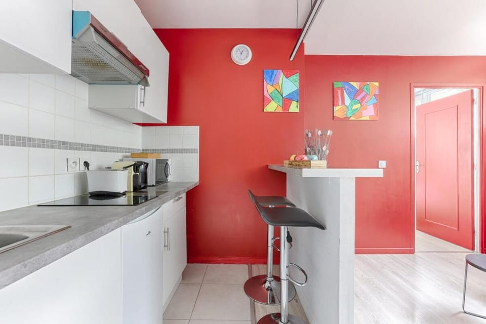 Kitchen or kitchenette, Dining area, stove, toaster