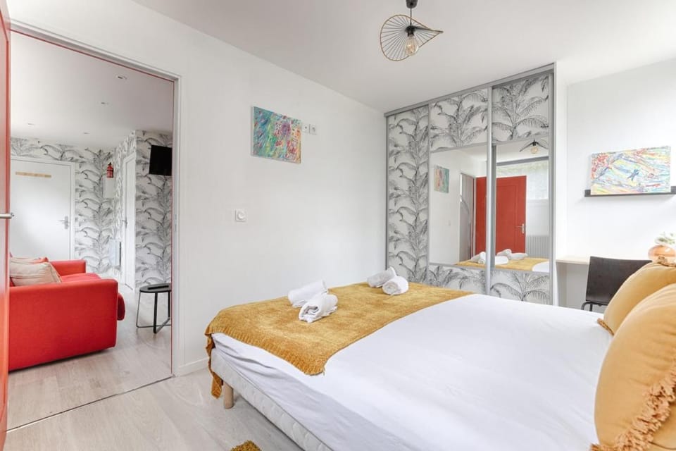 Bed, TV and multimedia, Living room, Photo of the whole room, Seating area, Bedroom, towels