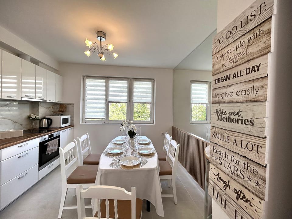 Dining area, kitchen