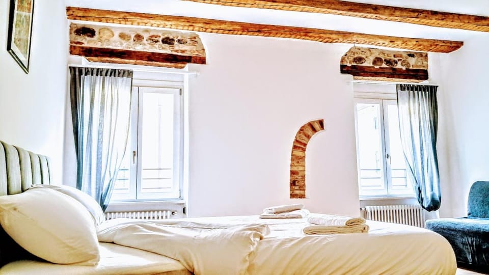 Bed, Living room, Photo of the whole room, Seating area, Bedroom