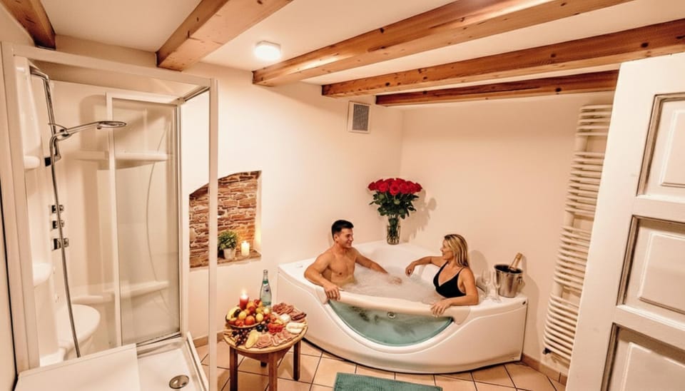 Shower, People, Hot Tub, Hot Tub, Bathroom, Spa and wellness centre/facilities, Spa and wellness centre/facilities, Spa and wellness centre/facilities, Guests, group of guests, Bath, towels