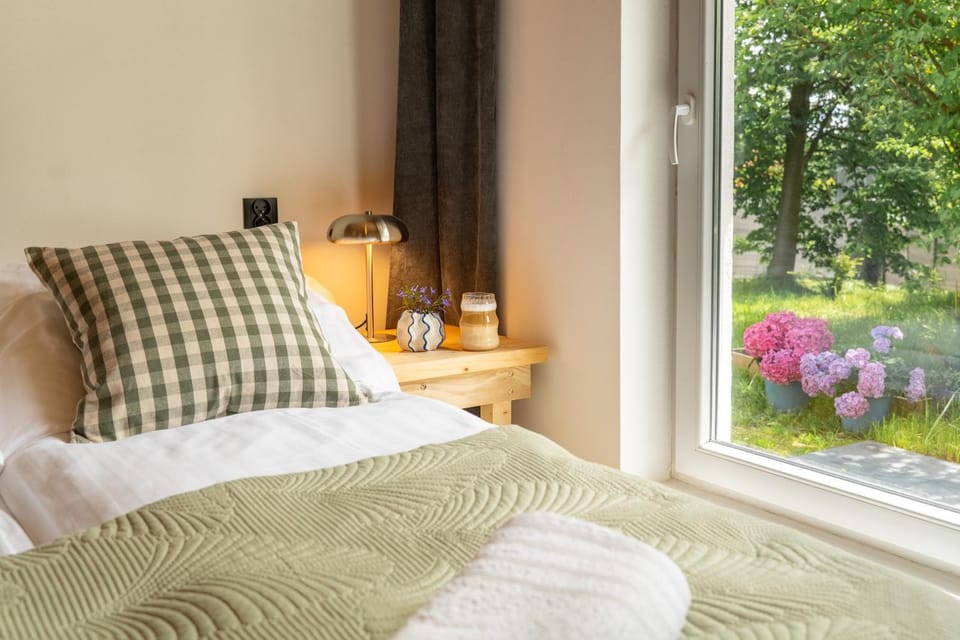 Bed, Bedroom, Garden view