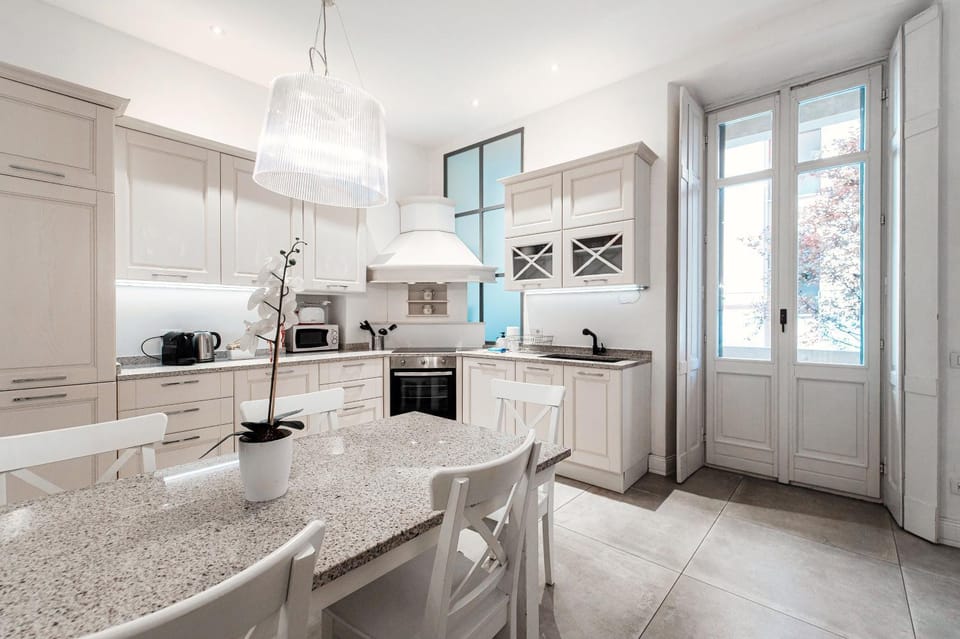 Dining area, kitchen