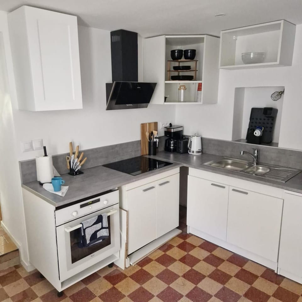 Kitchen or kitchenette, oven