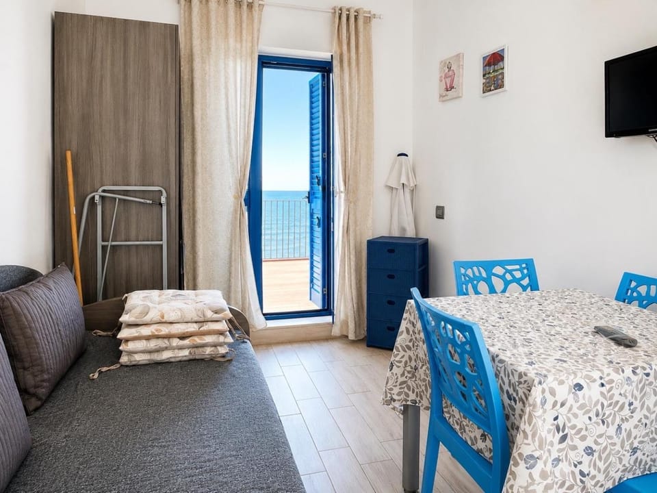 La Margherita Private Sea Terrace Apartment in Rodi Garganico