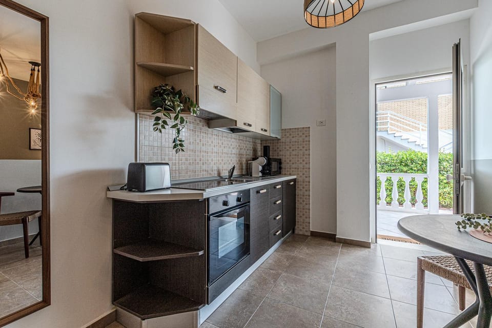 Kitchen or kitchenette, Dining area, minibar, oven, pet friendly, stove