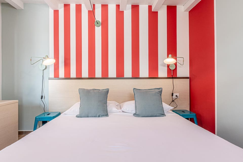 Photo of the whole room, Bedroom