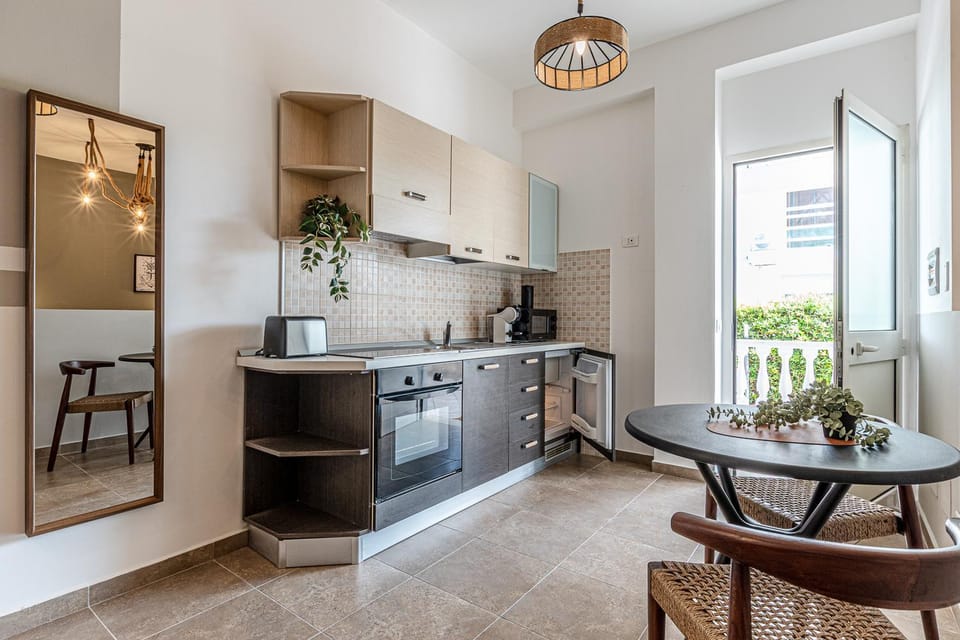 Kitchen or kitchenette, Dining area, minibar, stove