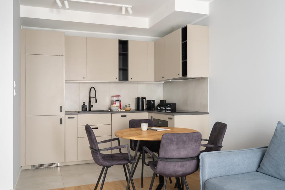 Coffee/tea facilities, Kitchen or kitchenette, Living room, Seating area, Dining area, stove, toaster