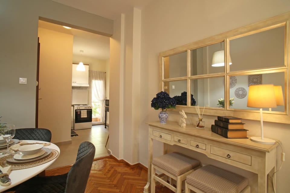 Kitchen or kitchenette, Living room, Seating area, Dining area