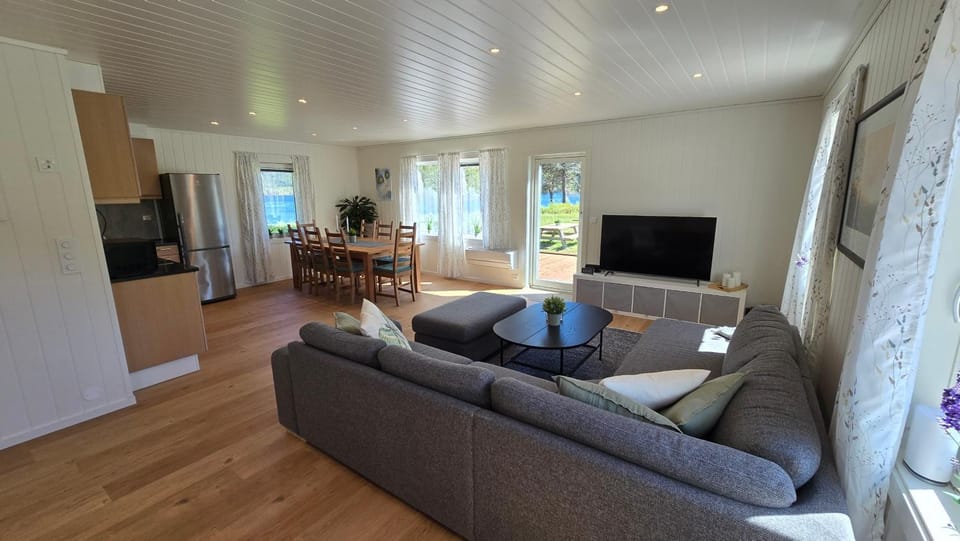 Communal lounge/ TV room, TV and multimedia, Kitchen or kitchenette, Living room, Seating area, Dining area, Evening entertainment