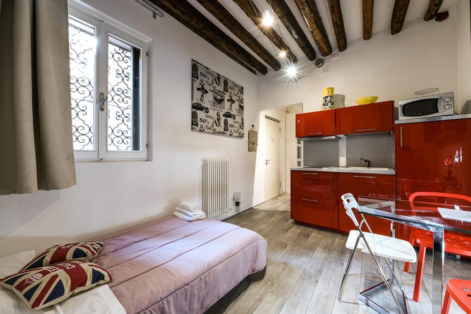 Bed, Kitchen or kitchenette, Living room, Dining area