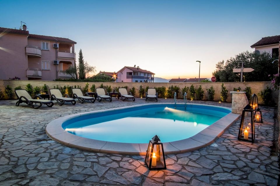 Property building, Garden, Swimming pool, Swimming pool