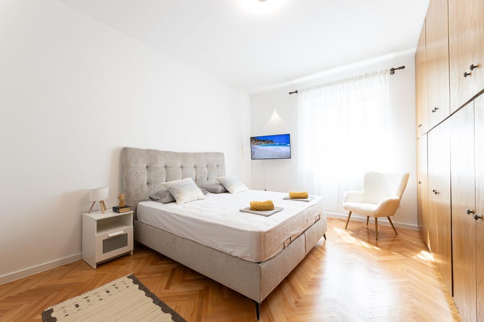 Bed, TV and multimedia, Bedroom, wardrobe
