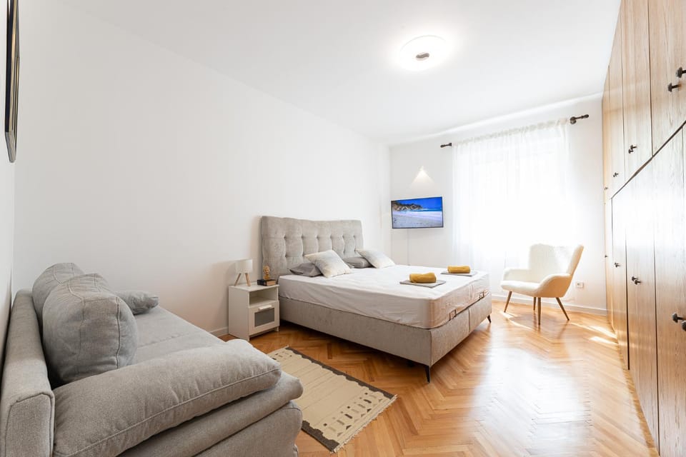 Bed, TV and multimedia, Seating area, Bedroom, wardrobe