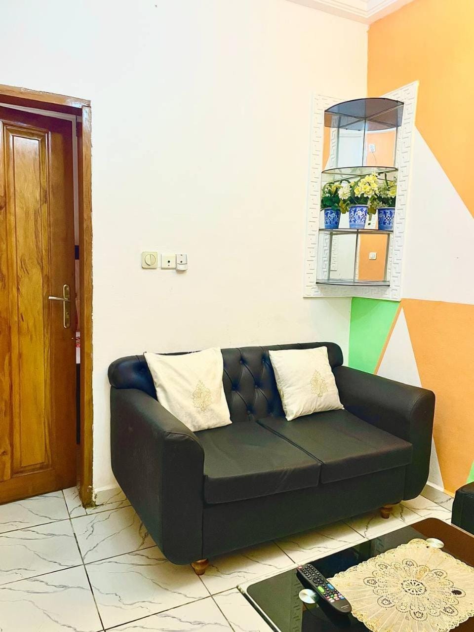 Studio A2 Fustel City Bonamoussadi Santa Lucia,Wifi, chaînes TV, gardien Apartment in Douala