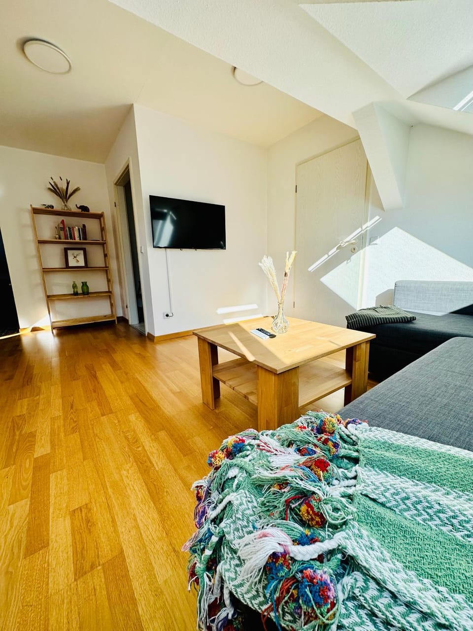 Trendige Dachgeschosswohnung in Connewitz - 3 Schlafbereiche - Platz für bis zu 5 Personen - tolle Lage und öffentliche Verkehrsmittel Apartment in Leipzig
