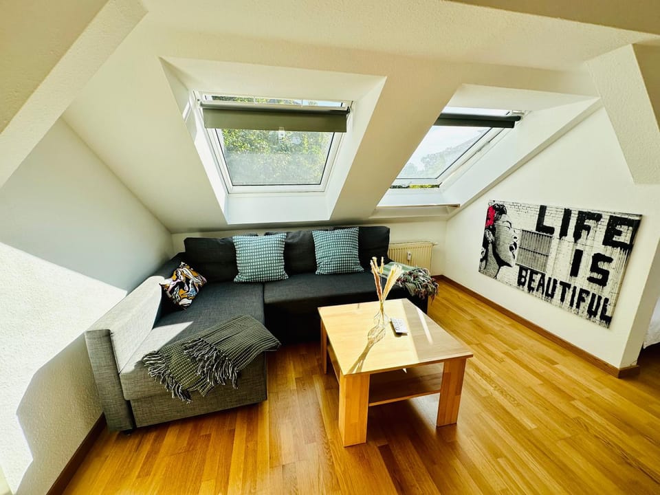 Trendige Dachgeschosswohnung in Connewitz - 3 Schlafbereiche - Platz für bis zu 5 Personen - tolle Lage und öffentliche Verkehrsmittel Apartment in Leipzig