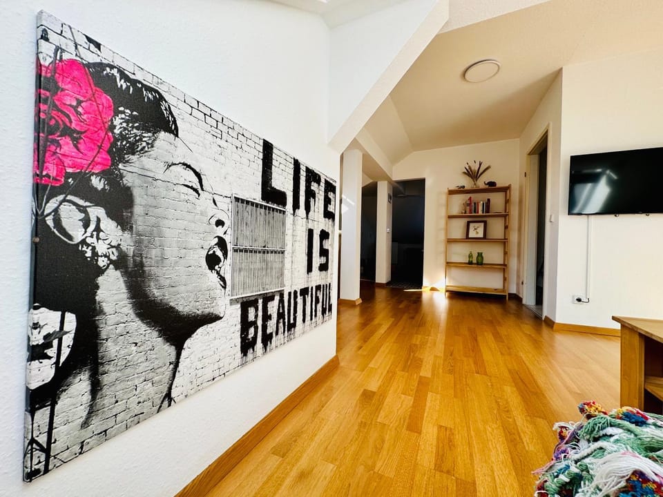 Trendige Dachgeschosswohnung in Connewitz - 3 Schlafbereiche - Platz für bis zu 5 Personen - tolle Lage und öffentliche Verkehrsmittel Apartment in Leipzig