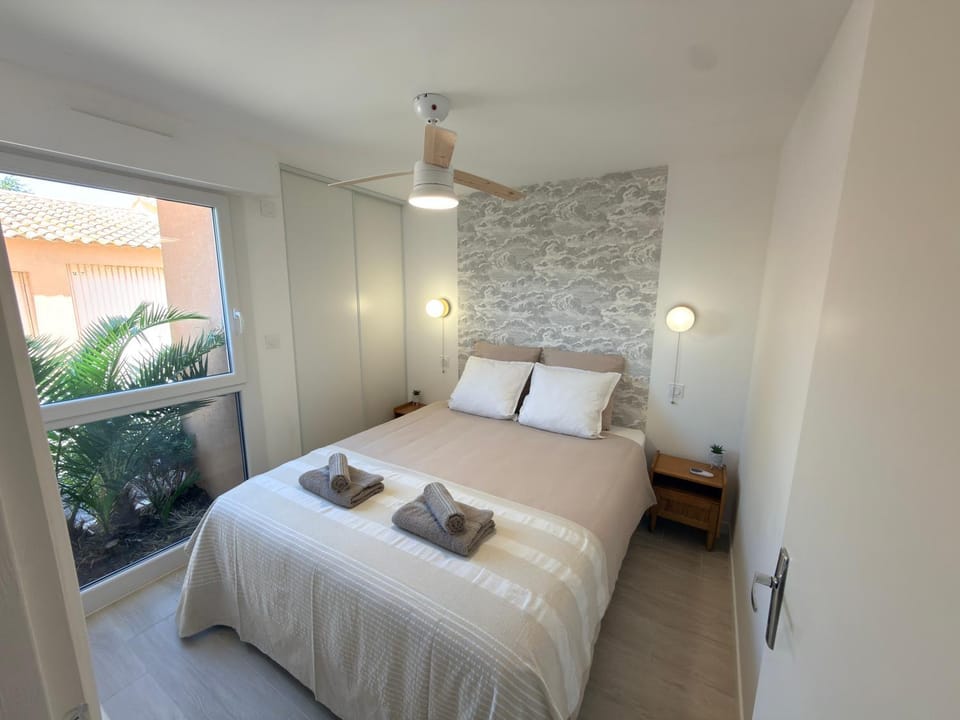 Photo of the whole room, Bedroom, storage, wardrobe
