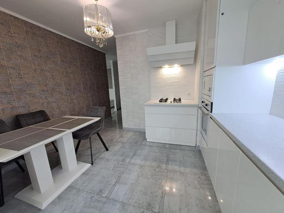 Kitchen or kitchenette, Dining area, stove