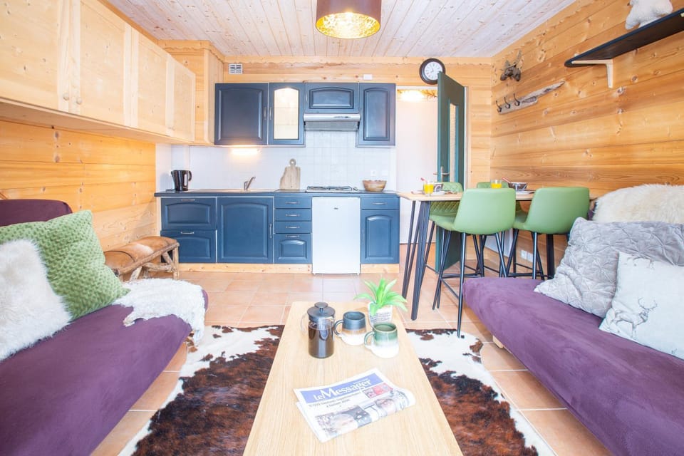 Kitchen or kitchenette, Seating area