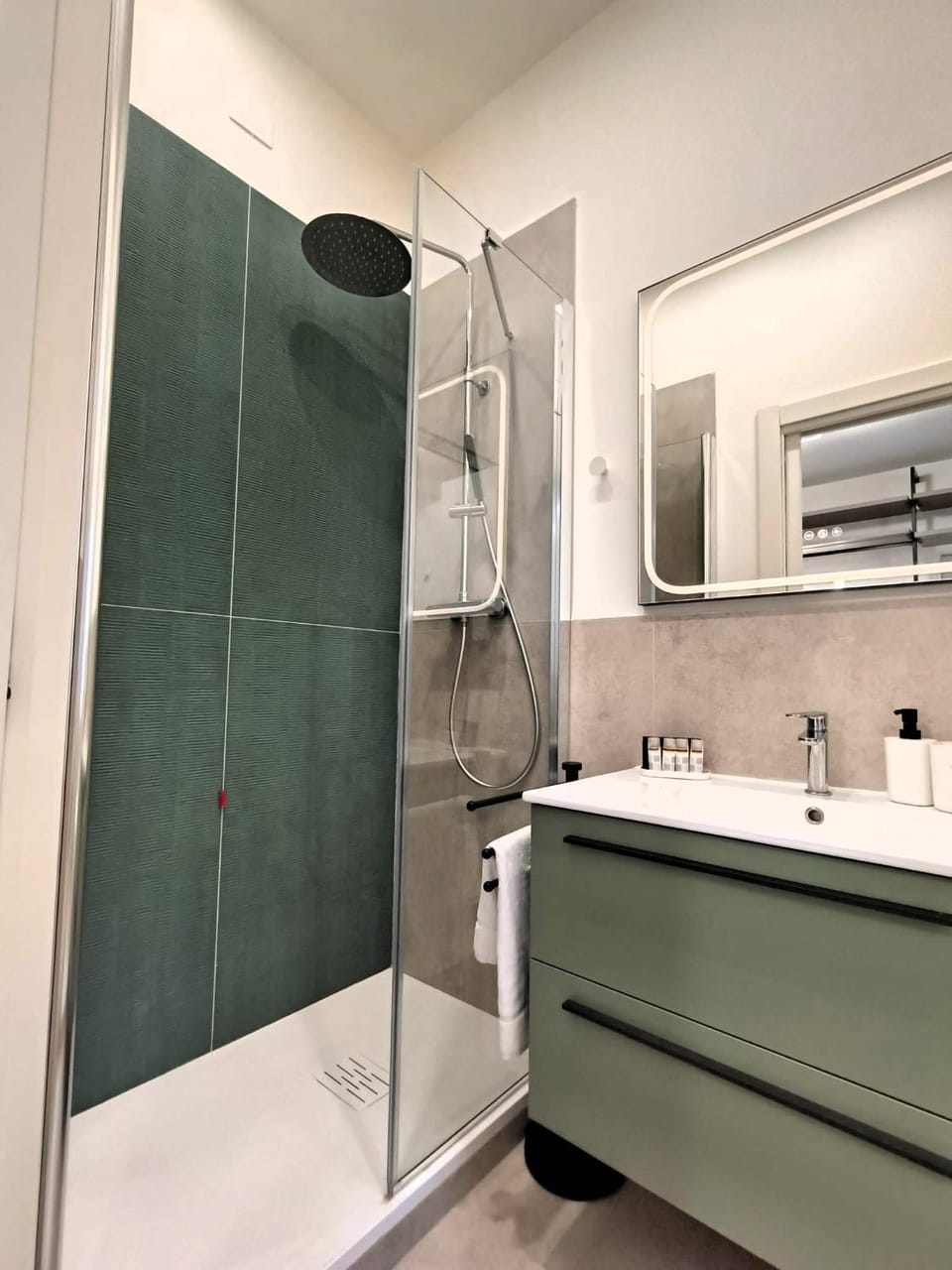 Shower, Bathroom, towels