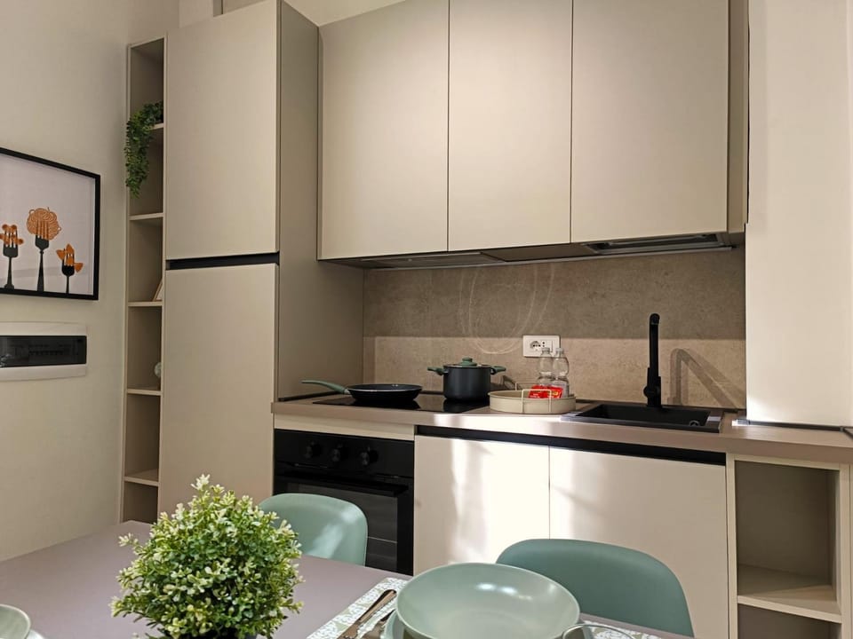 Kitchen or kitchenette, Dining area, stove