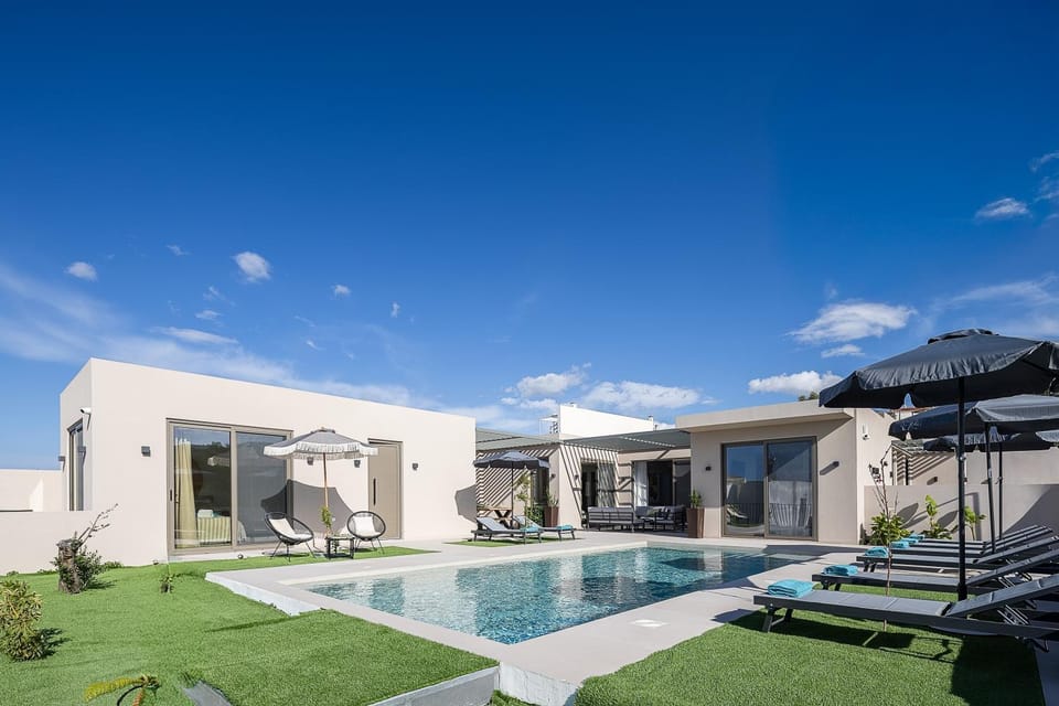 Property building, Patio, Day, Balcony/Terrace, Pool view, Swimming pool, Swimming pool, sunbed
