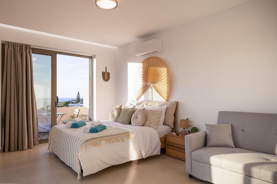 Bed, Balcony/Terrace, Photo of the whole room, Bedroom, towels, air conditioner