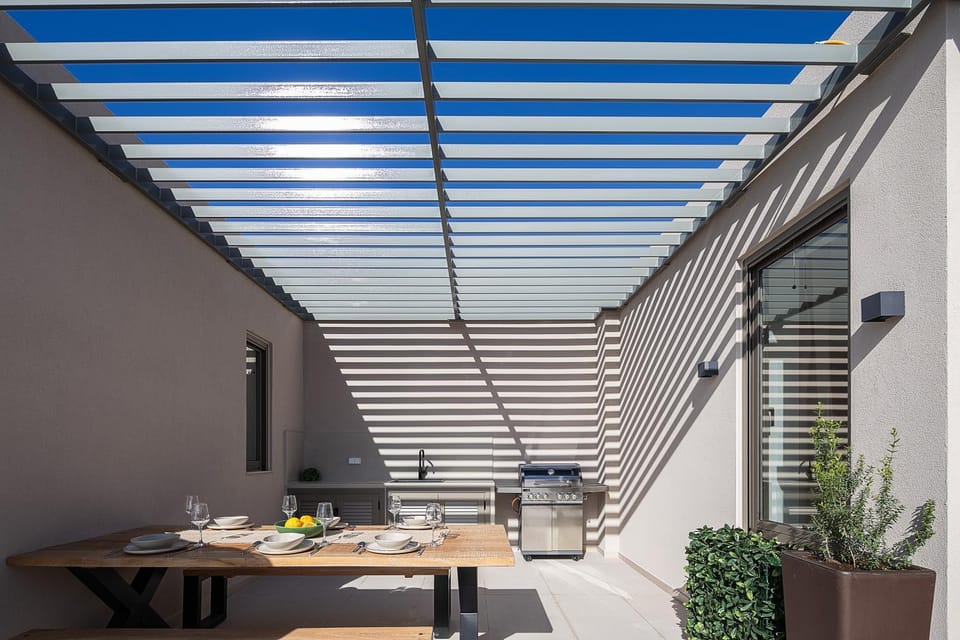 Patio, Day, BBQ facilities, Dining area