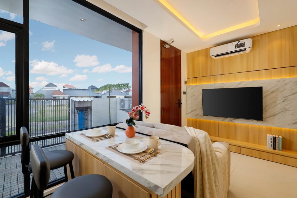 Communal lounge/ TV room, TV and multimedia, Living room, Dining area