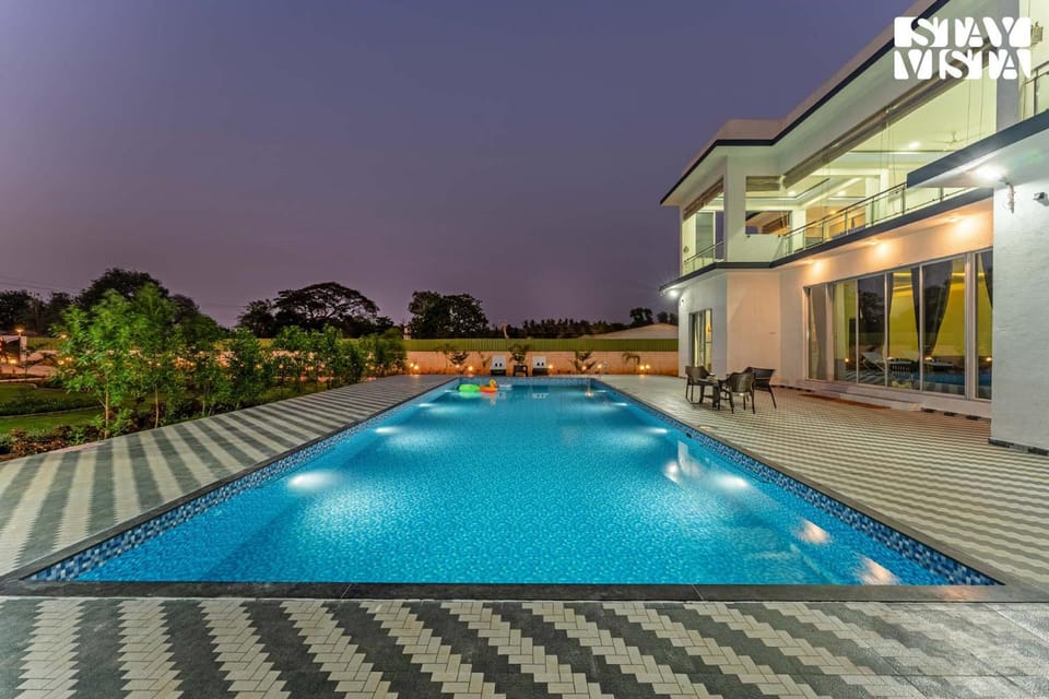 Swimming pool, sunbed