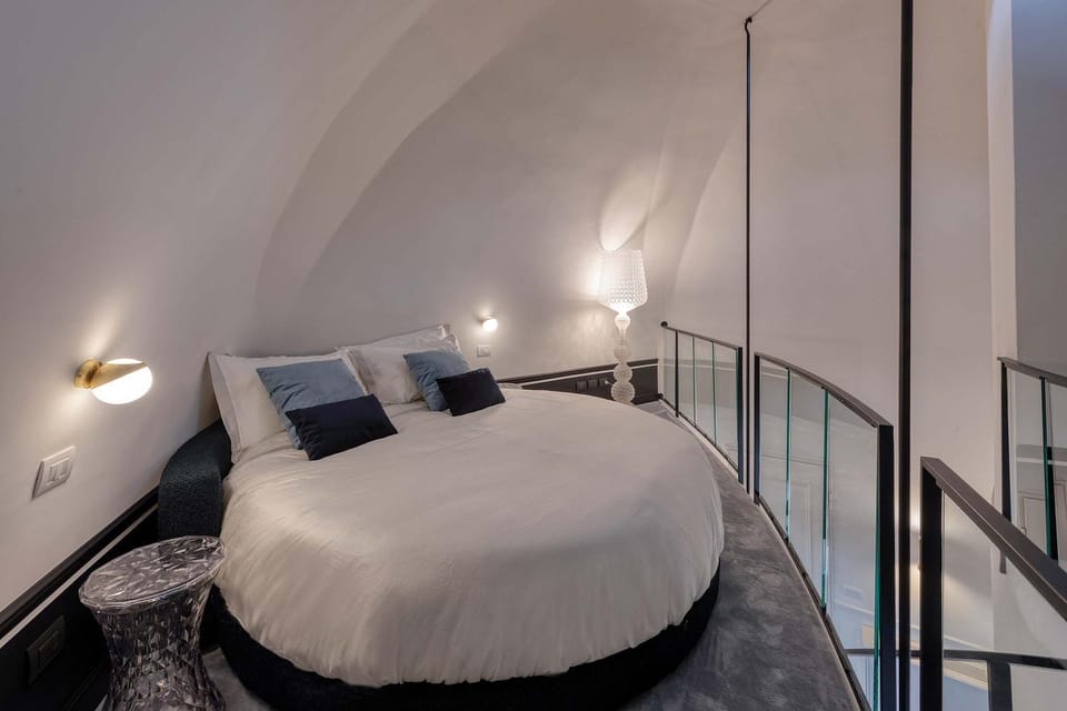 Stunning Cupola Apt-Steps from San Babila & Duomo Apartment in Milan