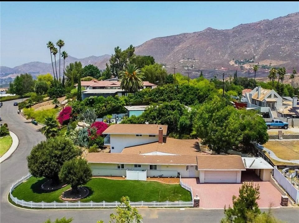 Hillside-This is a House with 5 master suite Vacation rental in Riverside