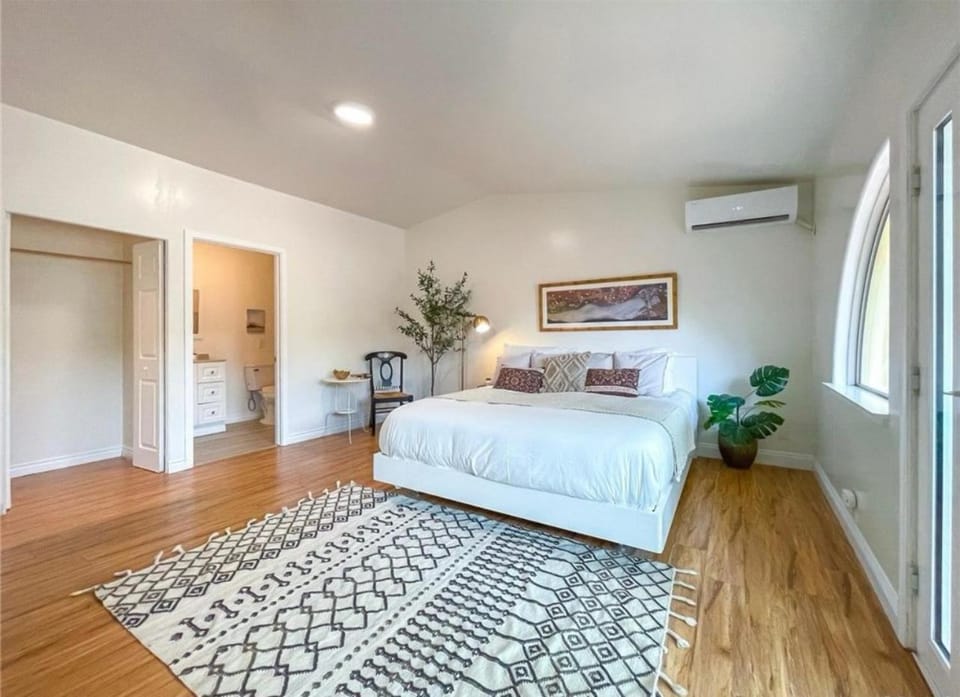 Hillside-This is a House with 5 master suite Vacation rental in Riverside
