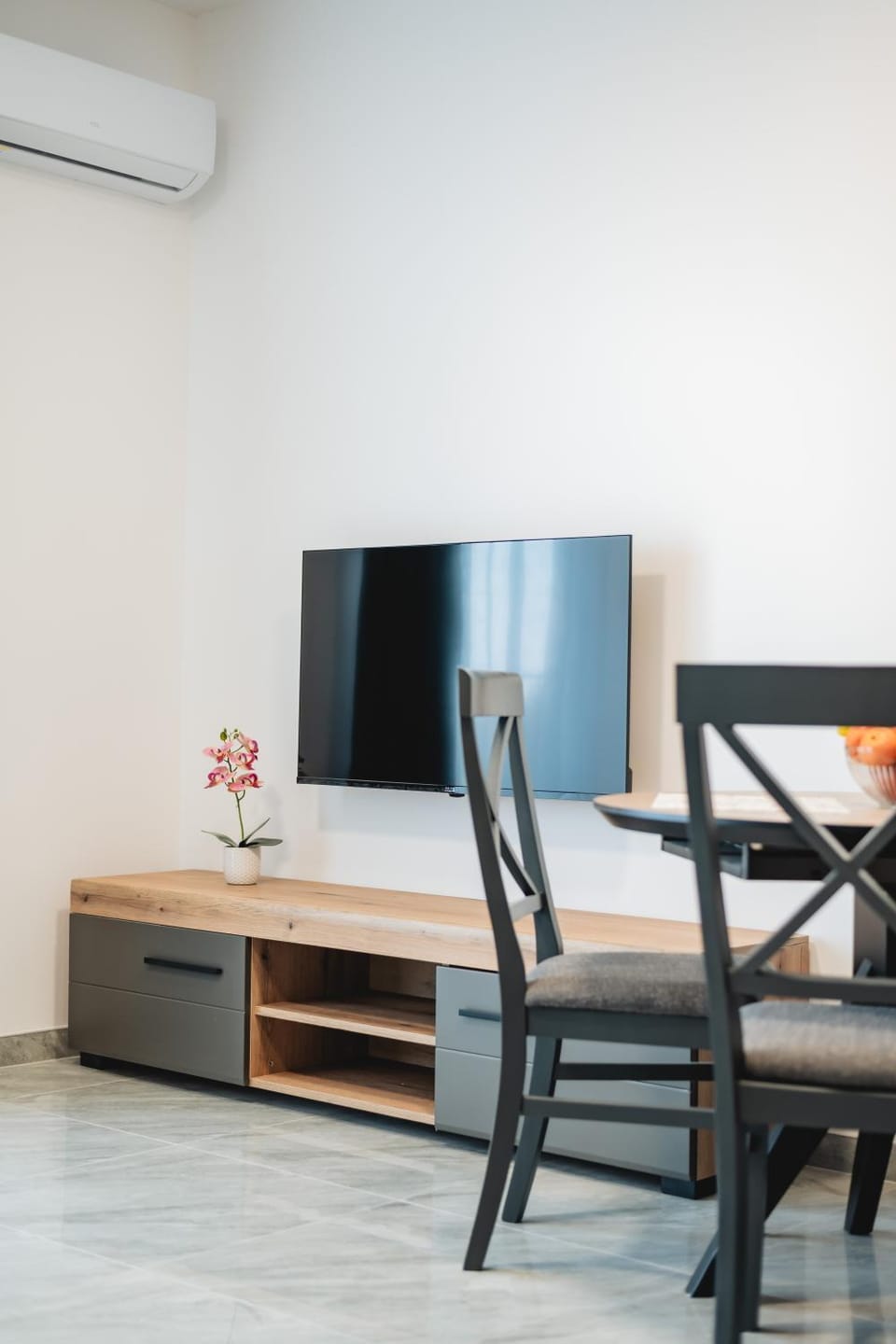 Communal lounge/ TV room, TV and multimedia, Living room, Seating area, Evening entertainment, air conditioner