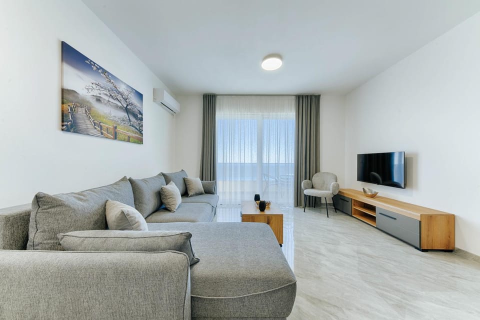 TV and multimedia, Living room, Seating area, Evening entertainment