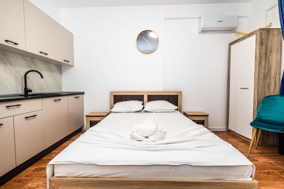 Bed, Kitchen or kitchenette, Photo of the whole room, wardrobe, air conditioner