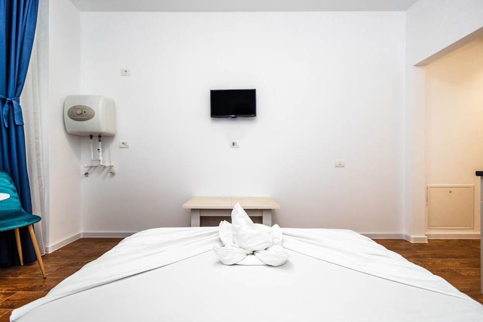 Bed, TV and multimedia, air conditioner